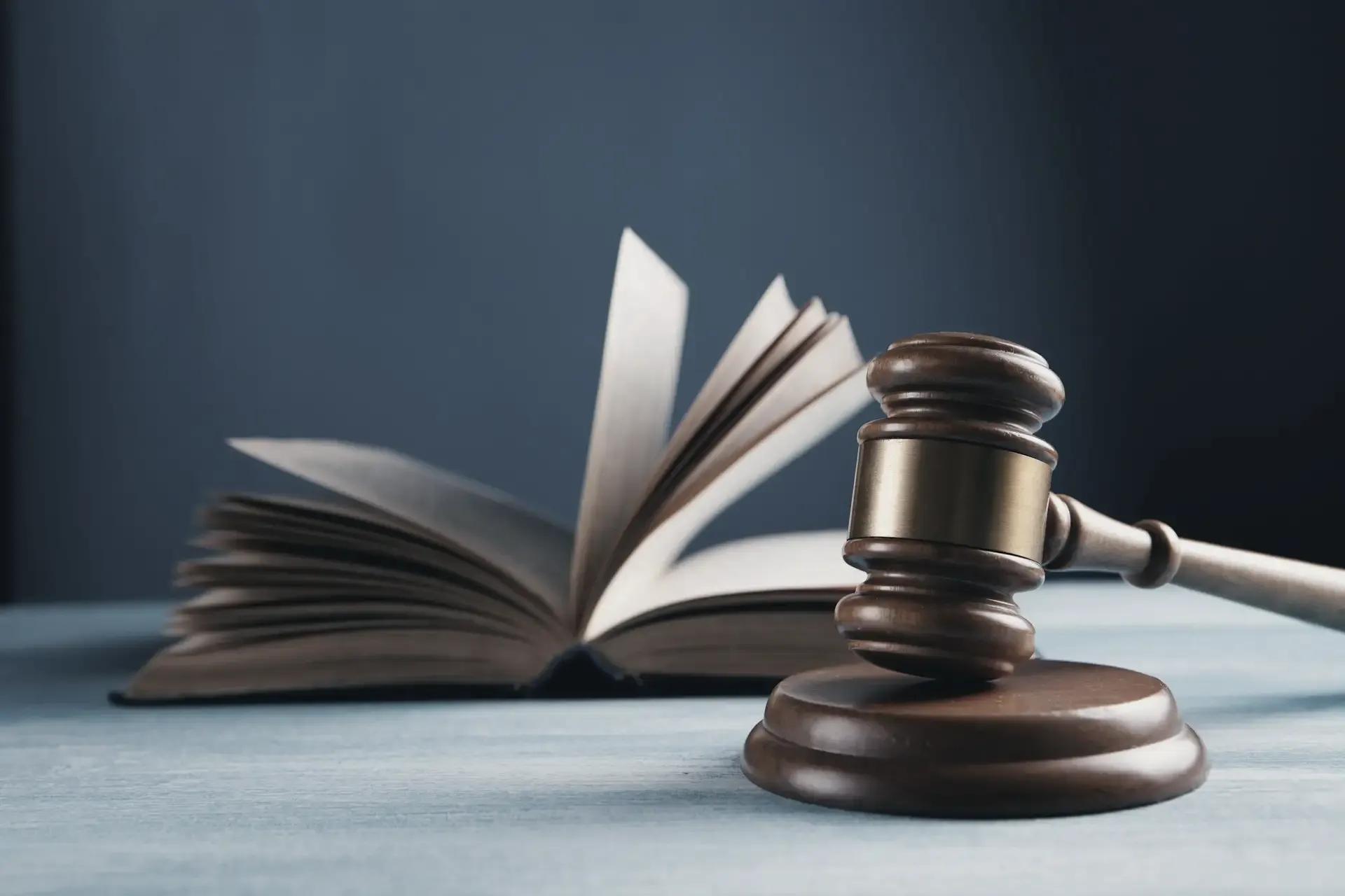 Richterhammer und offenes Gesetzbuch